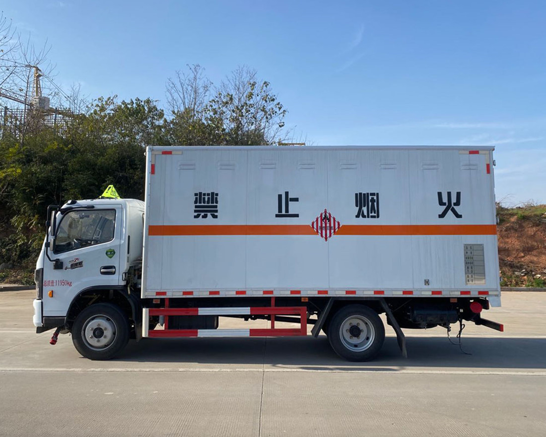 東風(fēng)多利卡D7腐蝕性物品廂式運輸車